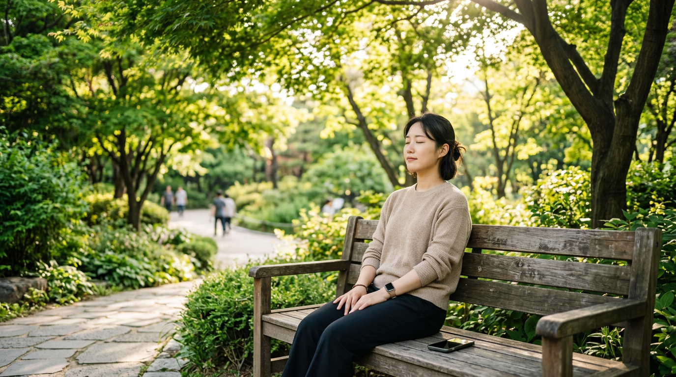 스마트폰을 내려놓고 공원 벤치에서 휴식하며 멍때리는 사람
